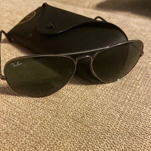 Black RayBan ladies sunglasses 🕶